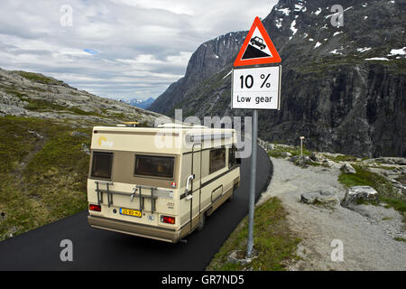 Wohnwagen Auto vorbeigehen Straße A-Klasse Warnzeichen für eine steile Segment des Trollstigen National Tourist Route, Norwegen Stockfoto