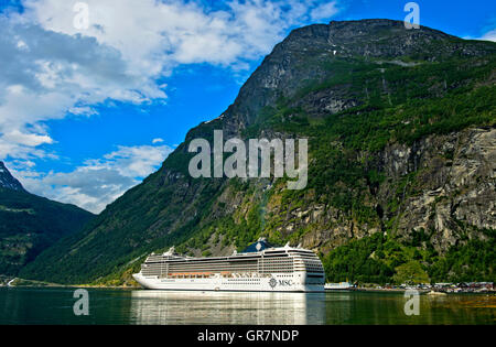Kreuzfahrt Schiff Msc Poesia im Geiranger Fjord, Geiranger, Norwegen Stockfoto