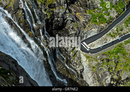 Trainer, drehen In eine Haarnadel des Trollstigen Mountain, Norwegen Stockfoto