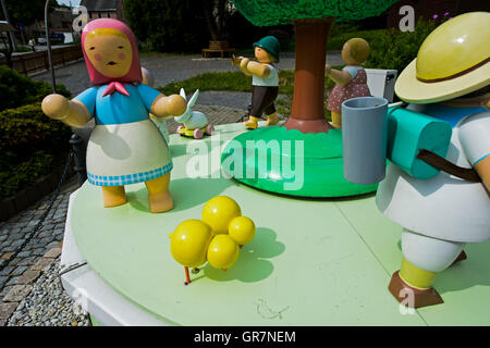 Traditionelle Erzgebirgische Volkskunst, Holzfiguren auf einem riesigen Musik-Box, Sommerversion, Grünhainichen, Erzgebirge, Erz Stockfoto
