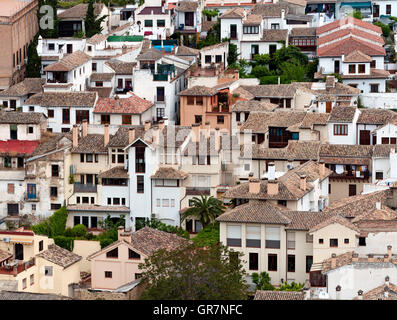 Blick über die Dächer von Albayzin, der älteste Stadtteil von Granada, Andalusien, Spanien