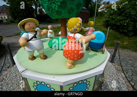 Traditionelle Erzgebirgische Volkskunst, Holzfiguren auf einem hölzernen Musik Box Denkmal, Grünhainichen, Sachsen, Deutschland Stockfoto