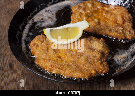 Wiener Schnitzel In einer Pfanne Stockfoto