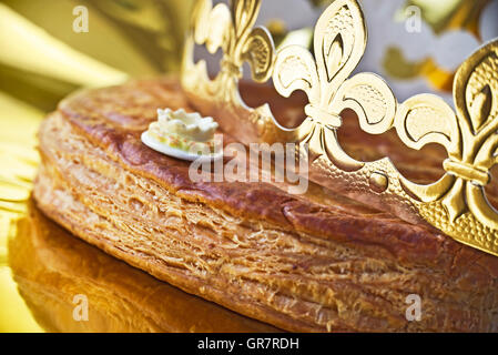 Galette des Rois, französische Kingcake mit einer goldenen Krone Stockfoto