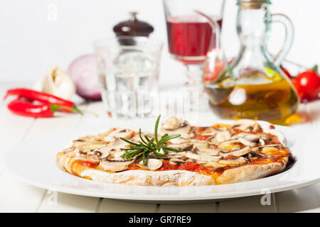 Pizza mit Wein Stockfoto