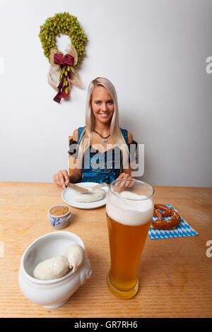 Bayerin mit Bier Stockfoto