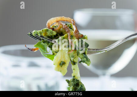 Spätzle auf einer Gabel Stockfoto