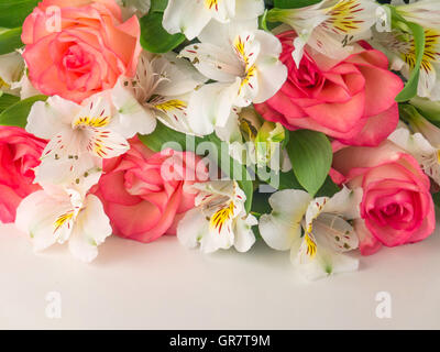 Lachs Rosen und zarten weißen Alstroemeria bouquet Stockfoto