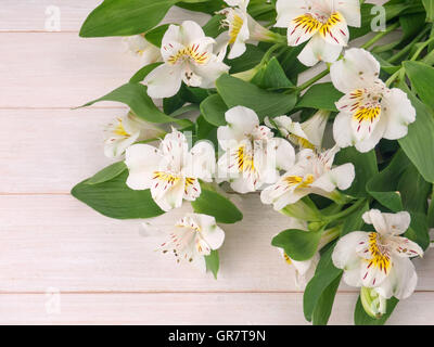 Weiße Alstroemeria oder Peruanische Lilie Blumenstrauß auf den Holzplanken Stockfoto