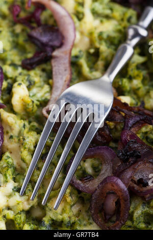 Bayerischen Spinat Spätzle Stockfoto