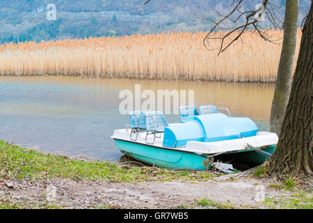 Pedal Boote und verlassen am Ufer des Sees Stockfoto