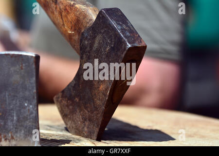 Axt stecken In einem Block aus Holz Stockfoto