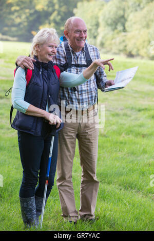 Aktive Senioren Paar auf Spaziergang In der Natur zusammen Stockfoto