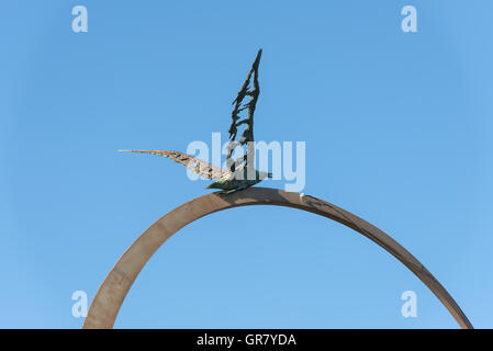 SAN BENEDETTO DEL TRONTO, Italien - 29. August 2016: Detail des Denkmals Freiheit Symbol Möwe Jonathan Livingston Künstlerin Mari Stockfoto