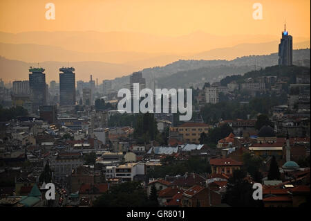 Sarajevo Stadt-Panorama-Aufnahme von einem Hügel bei Sonnenuntergang Stockfoto