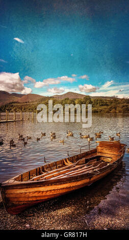 schönen alten Holzboot auf dem erstaunlichen See Stockfoto