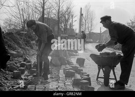 Hoch-und Tiefbau 1967 Bw Stockfoto