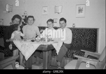 Familie Gruppe 1964 Bw Stockfoto