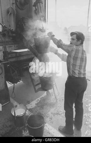 Teer Straße Bau 1972 Bw Stockfoto