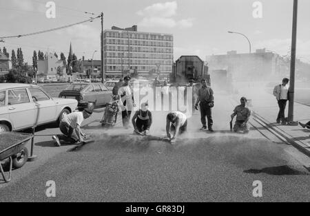 Teer Straße Bau 1972 Bw Stockfoto