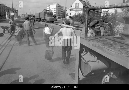 Teer Straße Bau 1972 Bw Stockfoto