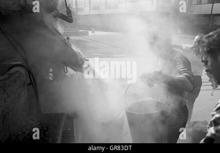 Teer Straße Bau 1972 Bw Stockfoto