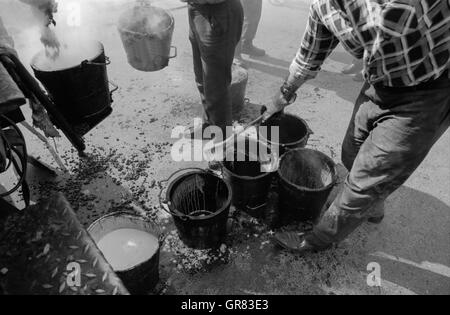 Teer Straße Bau 1972 Bw Stockfoto