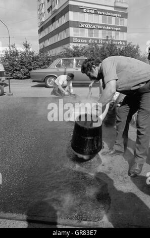 Teer Straße Bau 1972 Bw Stockfoto