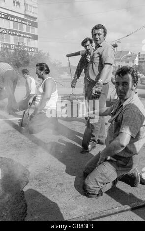 Teer Straße Bau 1972 Bw Stockfoto