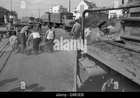 Teer Straße Bau 1972 Bw Stockfoto