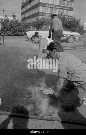 Teer Straße Bau 1972 Bw Stockfoto