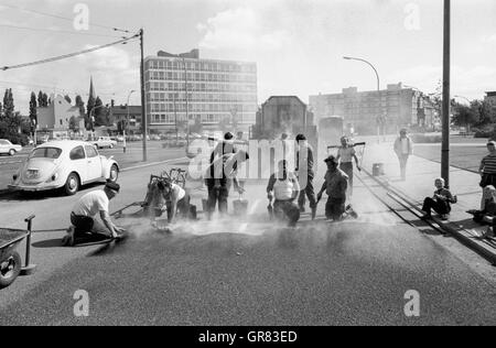 Teer Straße Bau 1972 Bw Stockfoto