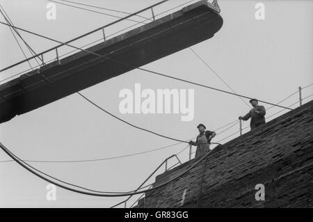 Werft Arbeiter 1971 Bw Stockfoto