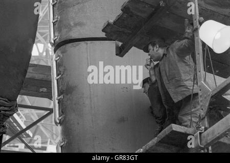 Werft Arbeiter 1971 Bw Stockfoto