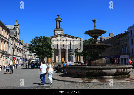 Schottland, Stadtzentrum von Elgin, Brunnen und Kirche St. Giles, Giles Kirche von Sant Stockfoto