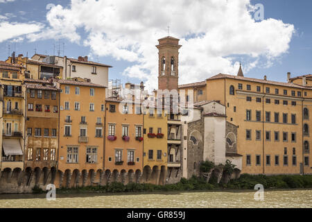 Häuser und Kirche am Ufer des Flusses Arno In Florenz in der Nähe von Ponte Vecchio, Toskana, Italien Stockfoto