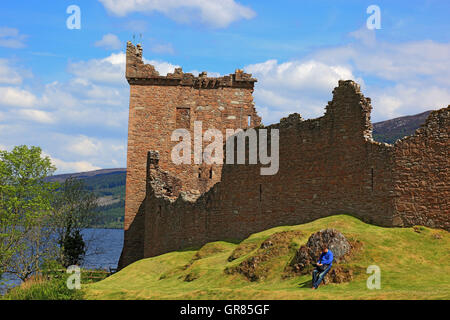 Schottland, die Ruinen der Burg Urquhart in Loch Ness Stockfoto