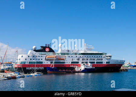 Hurtigruten MS Fram expedition Explorer Cruise Schiff angedockt im Hafen. Reykjavik, Island Stockfoto