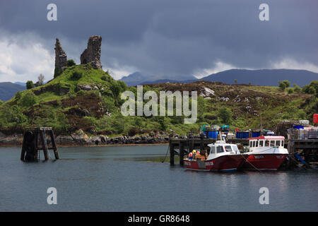 Schottland, den Inneren Hebriden, Isle Of Skye, Ort Kyleakin, kleinen Hafen und die Ruine des Innenministeriums Burgen Stockfoto