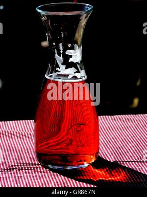 Glas Wein Dekanter mit Rotwein gefüllt Stockfoto