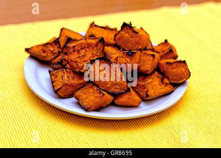 Birnenkuerbis, Cucurbita Moschata Butternut, ohne Zutaten In der Tube, ungarische Spezialität knusprig gebacken Stockfoto