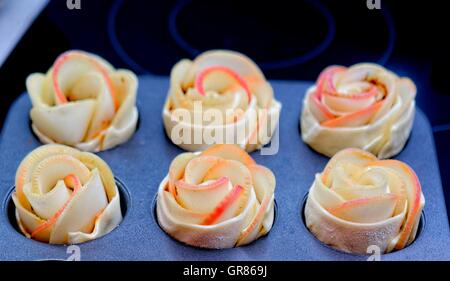 Blätterteig und Apfel-Muffins Rosen im grünen Zustand Stockfoto