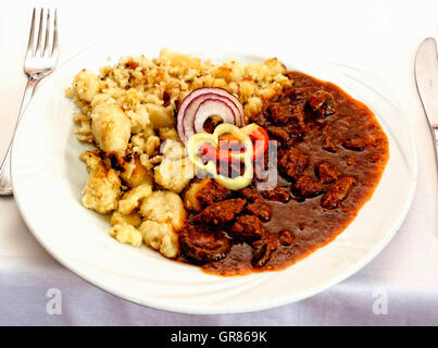 Ungarischer Gulasch mit Nudeln Finger-Schupfnudeln Stockfoto