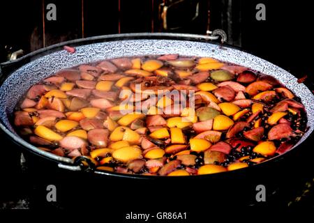 Glühwein Wein Vorbereitung In den Topf Stockfoto