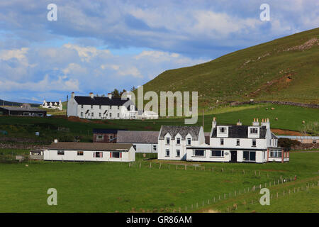 Schottland, die Inneren Hebriden, Isle Of Skye, Häuser und Landschaft mit Staffin Stockfoto