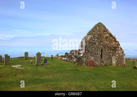 Schottland, die Inneren Hebriden, Isle Of Skye, Waternish Halbinsel, Trumpan Kirche und Friedhof, mittelalterliche Kirchenruine Stockfoto