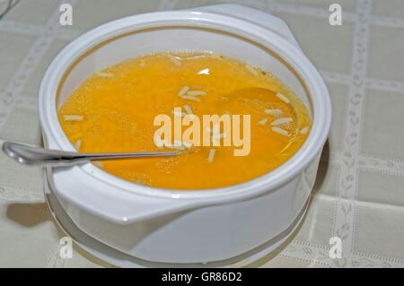 Chicken Noodle Soup In einer weißen Suppenschüssel Stockfoto