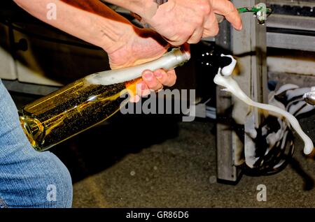 Degorgieren, Degorgieren eine Flasche Champagner oder Sekt Stockfoto