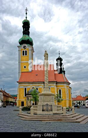 St. Imre Kirche Heilige Dreifaltigkeitssäule auf Jurisics Platz In Köszeg, Ungarn Stockfoto