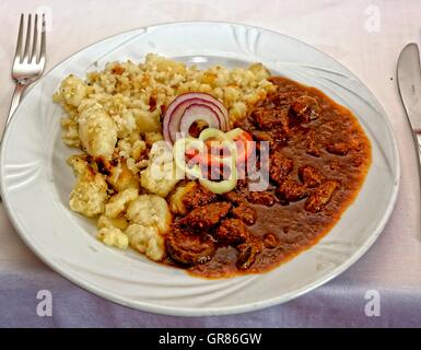 Ungarischer Gulasch mit Kartoffel-Brei Stockfoto